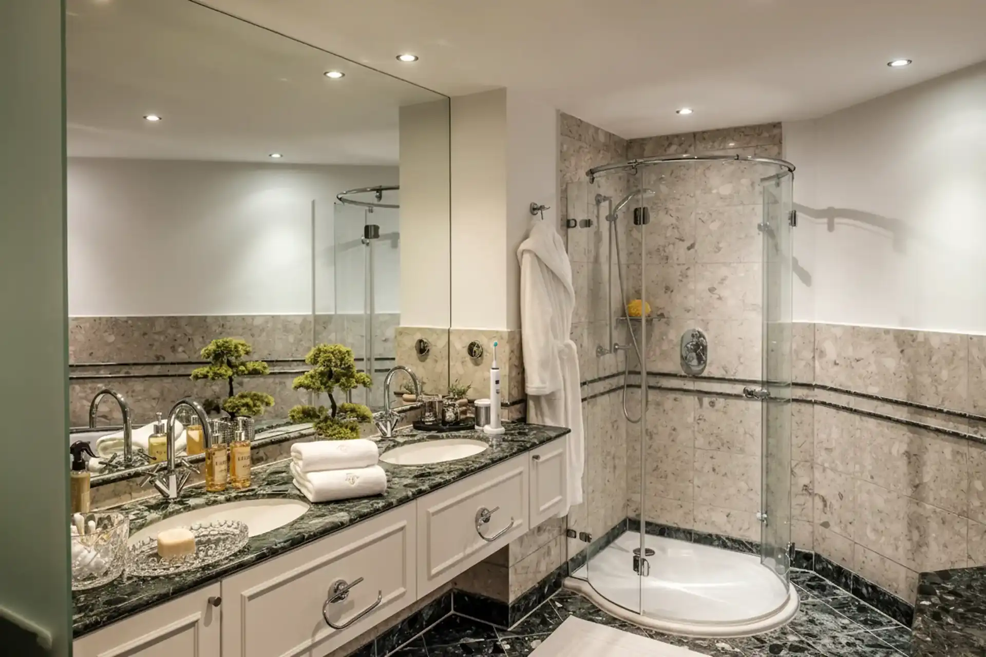 Luxus-Badezimmer mit Marmor und Doppelwaschbecken – Suite Residenz Frankfurt