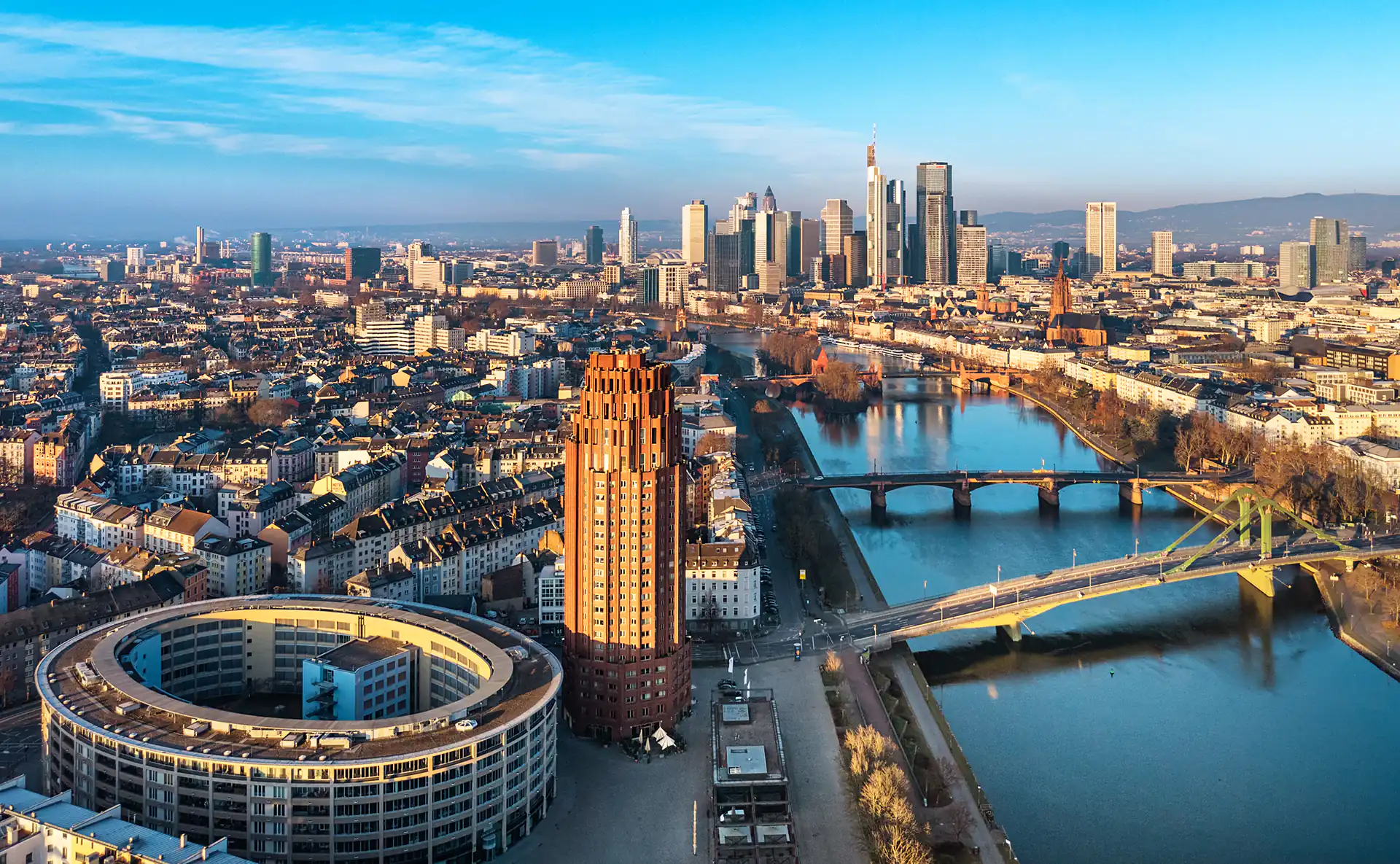 Frankfurter Skyline im Morgenlicht – Blick vom Main Plaza Suite Tower