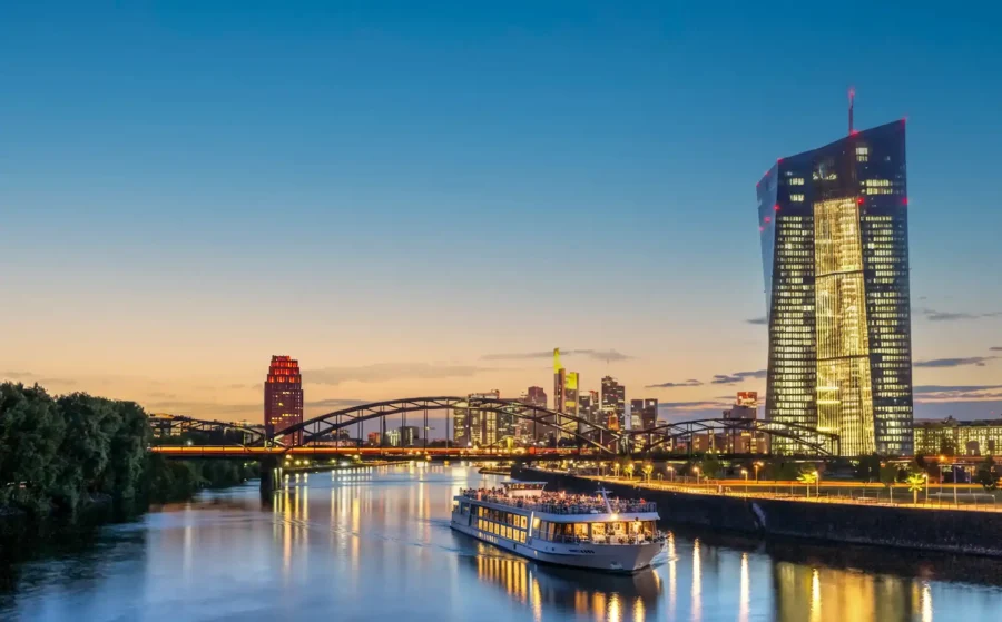 Frankfurt Skyline bei Nacht – Main Plaza EZB Mainufer